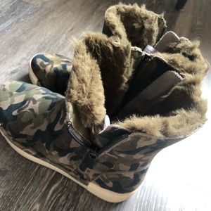 J slides, sz 8, camo, warm and so trendy